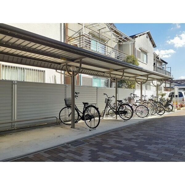 アフタヌーンベル 屋根付き駐輪場