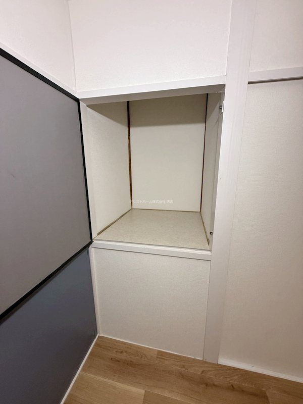 東浅香山町貸家 壁面を活かした収納。本や小物で自分らしい空間を演出できます。