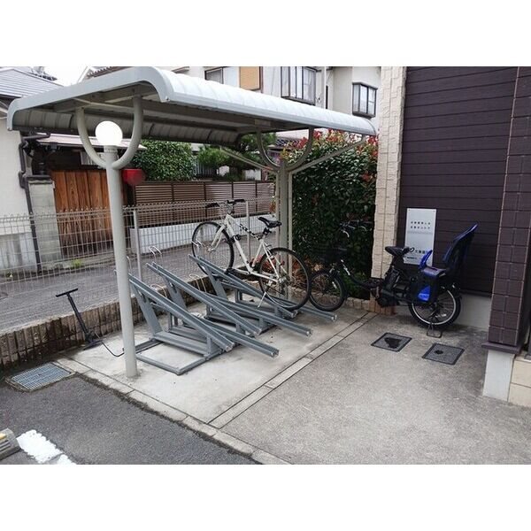 カンフリエ　Ⅱ 屋根付き駐輪場