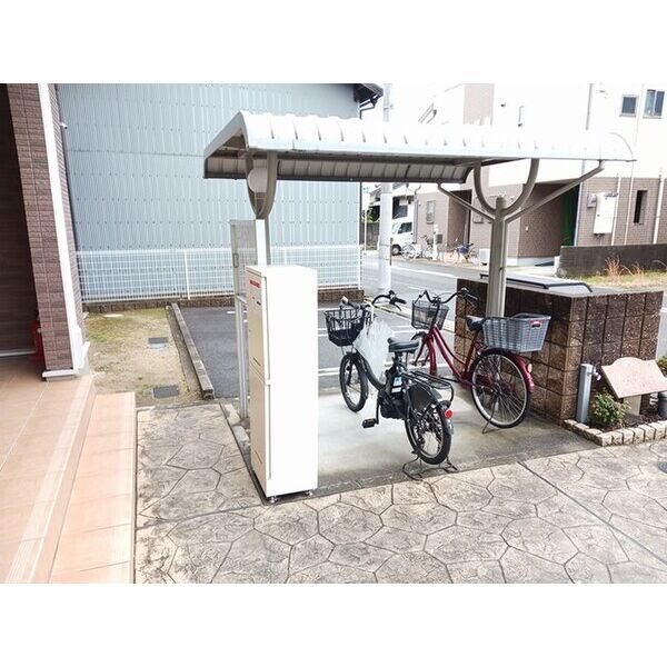 ソッジョルノ 屋根付き駐輪場