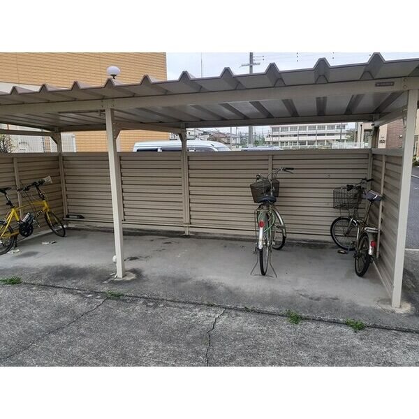ハートベイルA 屋根付き駐輪場