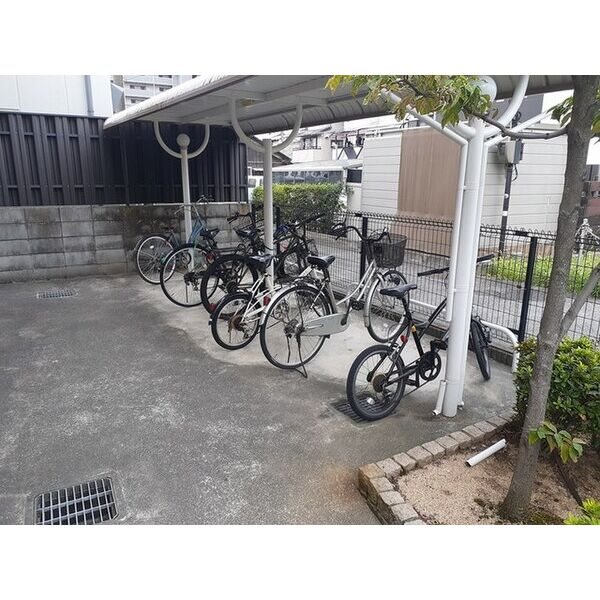 リベッチオ旭町 屋根付き駐輪場
