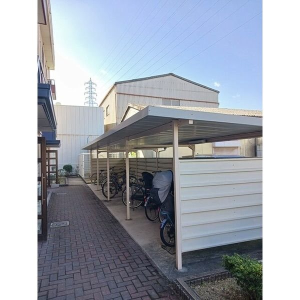 コスモスマンション 屋根付き駐輪場