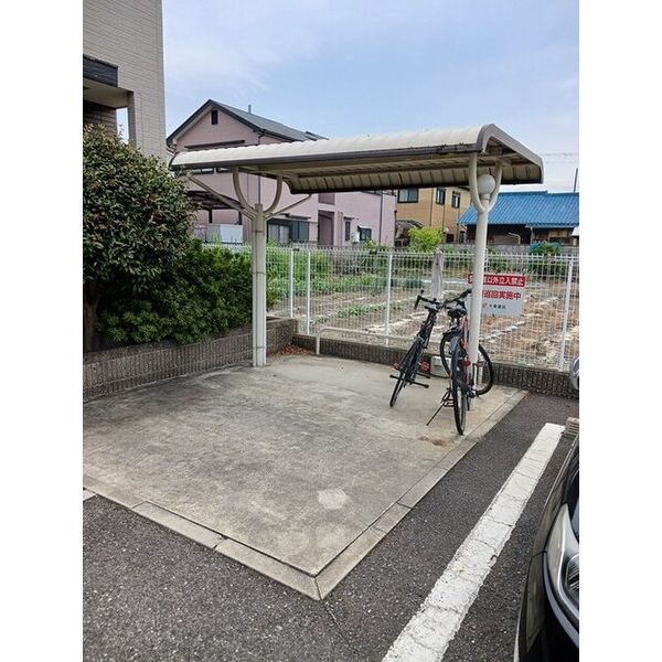 ヴィラ　フルールⅡ 屋根付き駐輪場