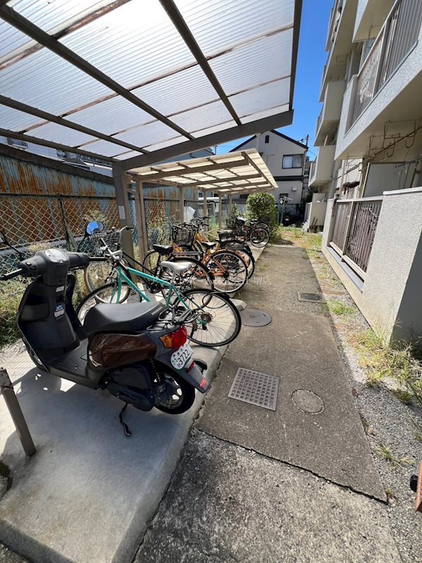 コーポ北野 屋根付き駐輪場