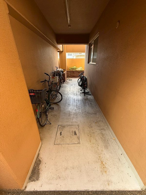 旭ヶ丘ロイヤルハイツ 屋根付き駐輪場