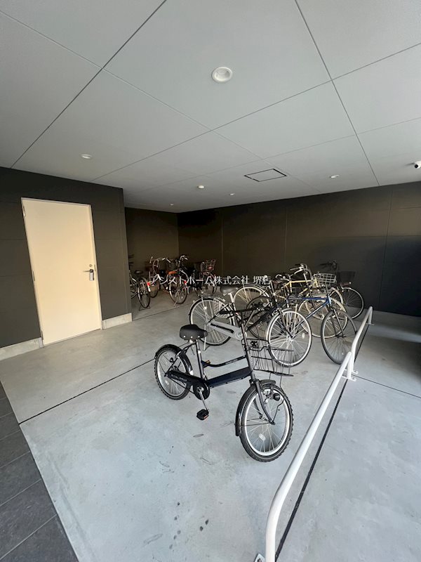 ウエムラグレース長尾 屋根付き駐輪場