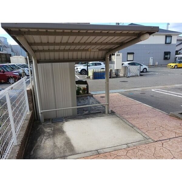 ブリッサ　NT 屋根付き駐輪場