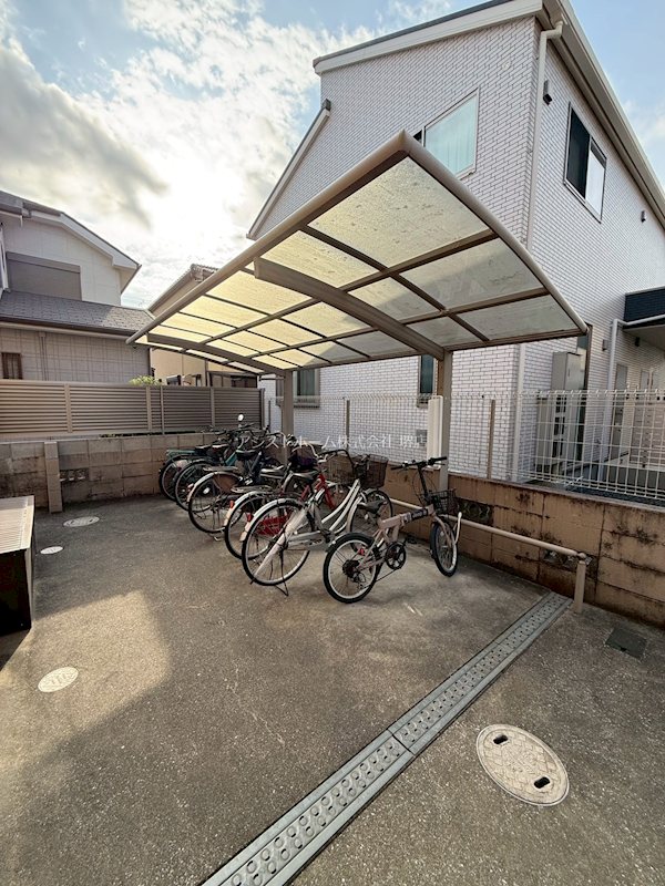 ロイヤルコート上野芝 屋根付き駐輪場