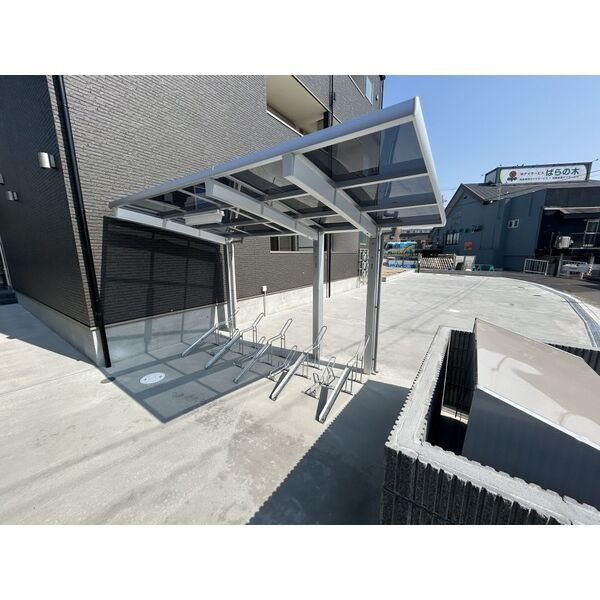 エステイトE岸和田1 屋根付き駐輪場