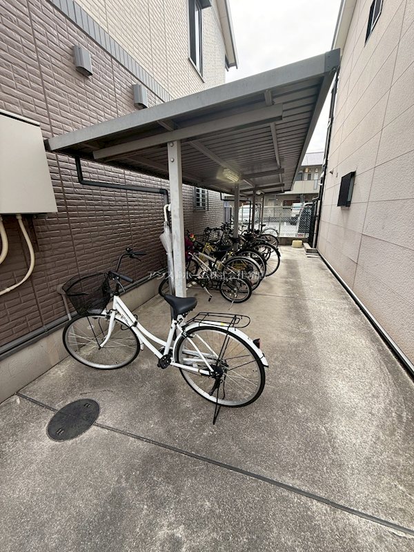 ソレイユ寿 屋根付き駐輪場