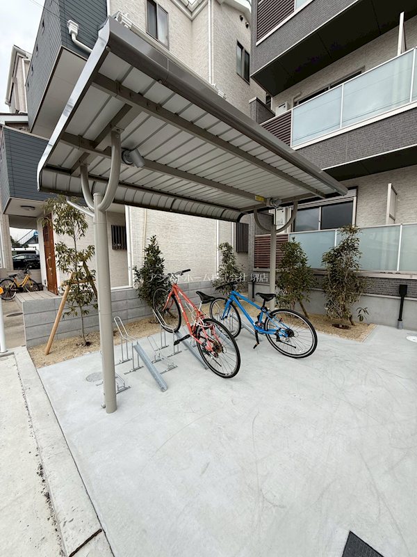 七道ハウス 屋根付き駐輪場