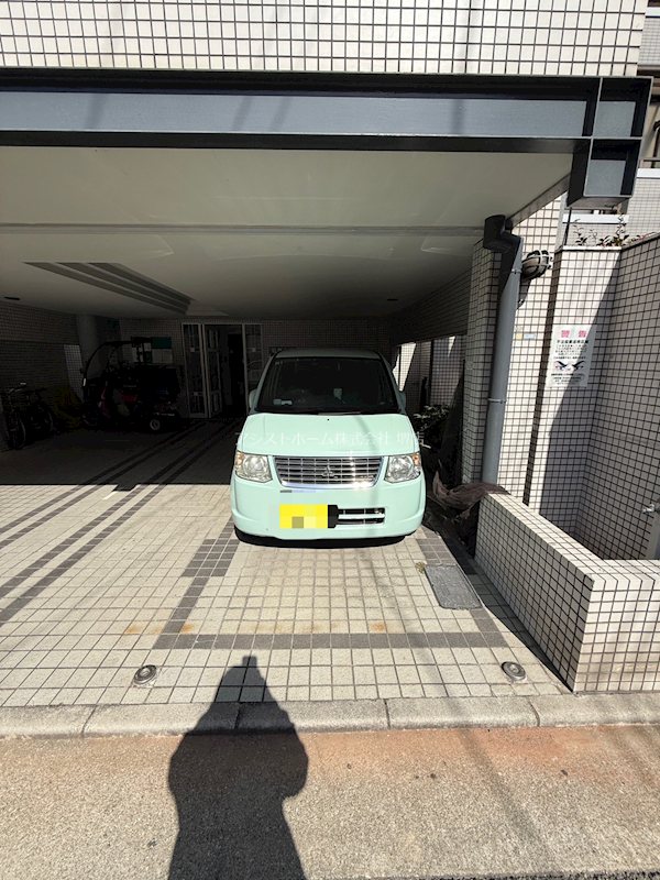シャルマンフジ香ヶ丘 屋根付き駐車場