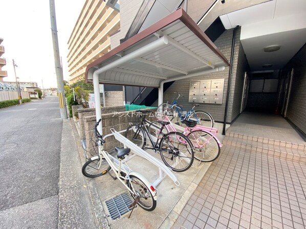 アズ・レイラ 屋根付き駐輪場