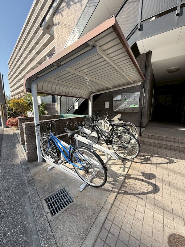 アズ・レイラ 屋根付き駐輪場