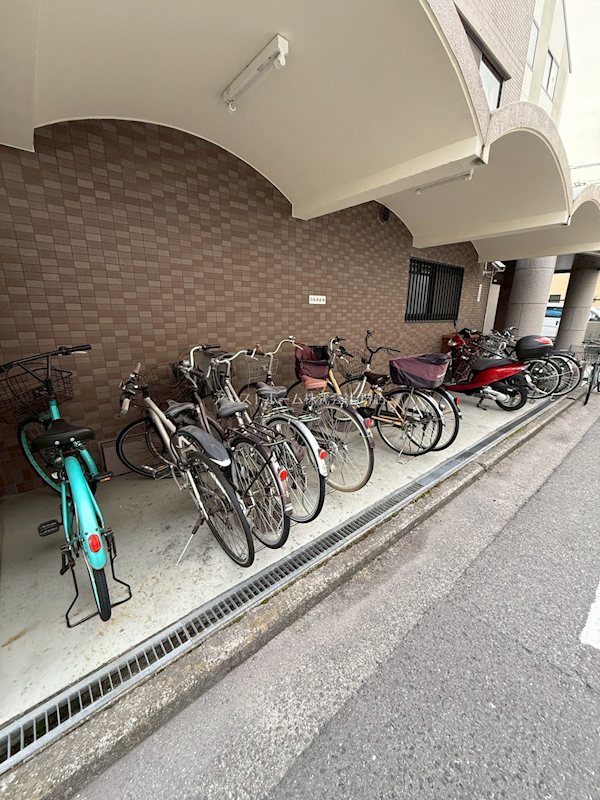 コートグレース 屋根付き駐輪場
