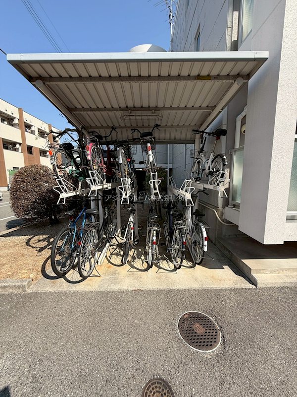 コート石津川 屋根付き駐輪場