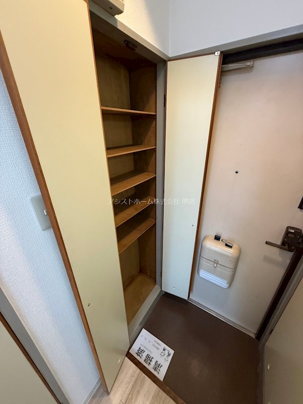 ヴィラリビエール堺    玄関収納