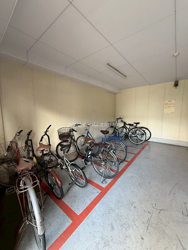 バスキア 屋根付き駐輪場