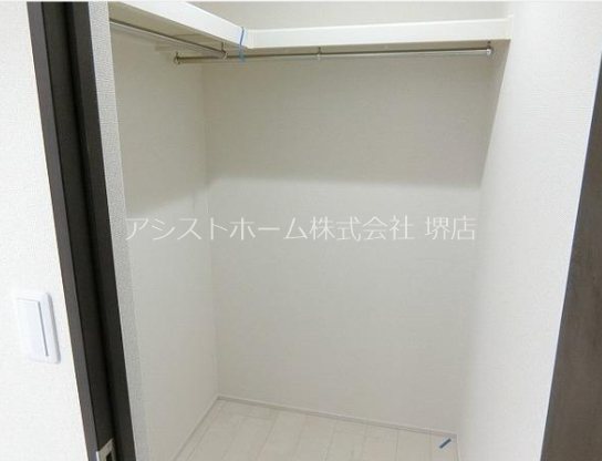 フジパレス堺大浜中町 ウォークインクローゼット収納