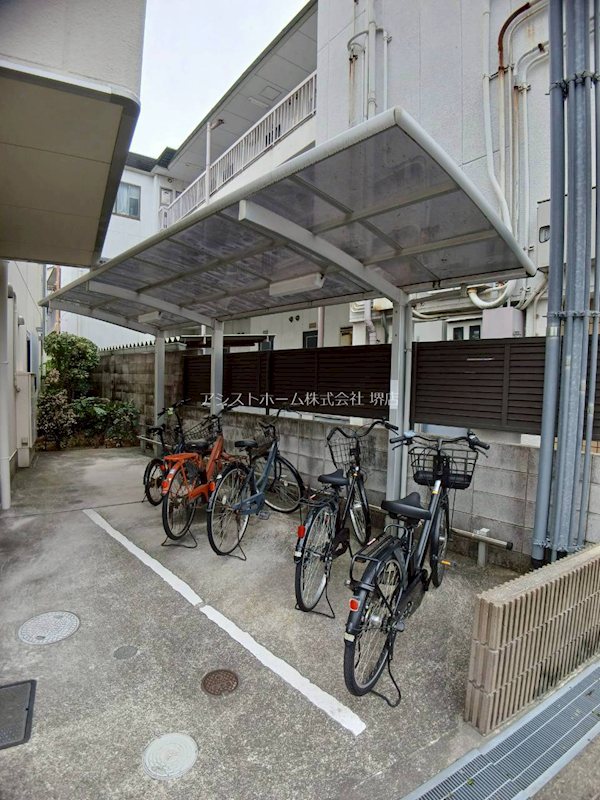 メゾンなか２ 屋根付き駐輪場