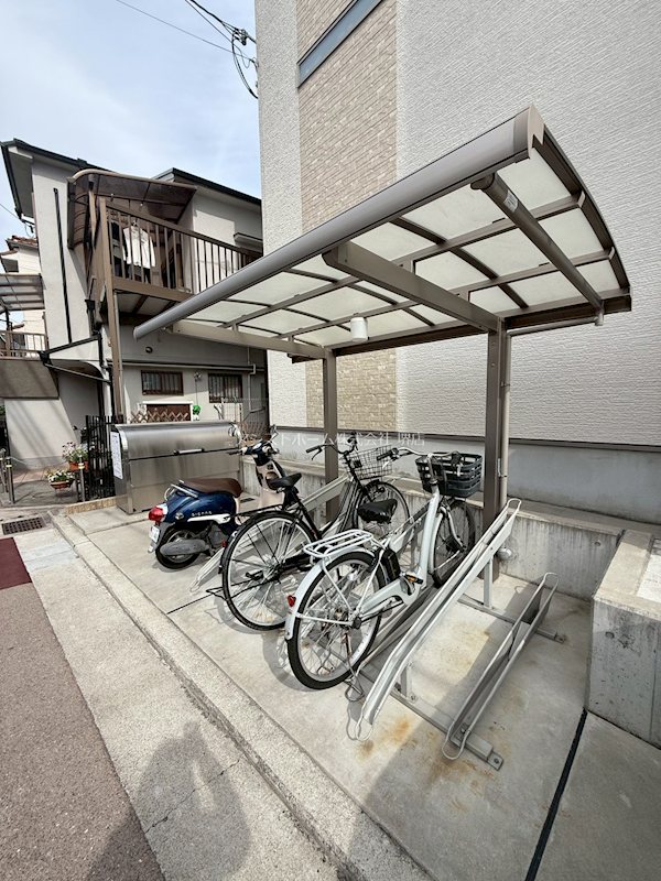 フジパレス百舌鳥本町Ⅴ番館 屋根付き駐輪場