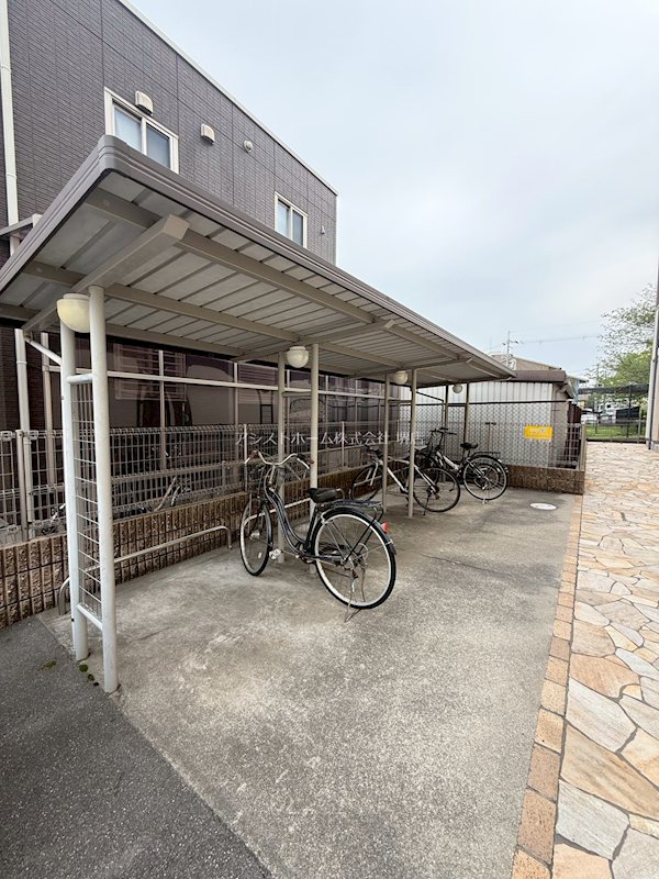 フジパレス堺もず 屋根付き駐輪場