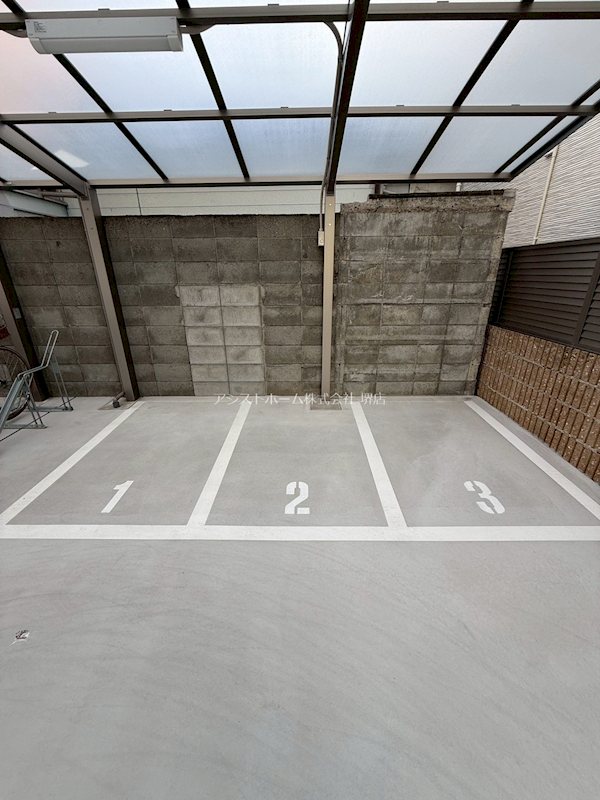 Raffine諏訪ノ森 屋根付きバイク置場