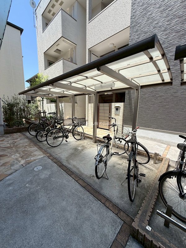 ラメゾン向陵中町Ⅱ番館 屋根付き駐輪場