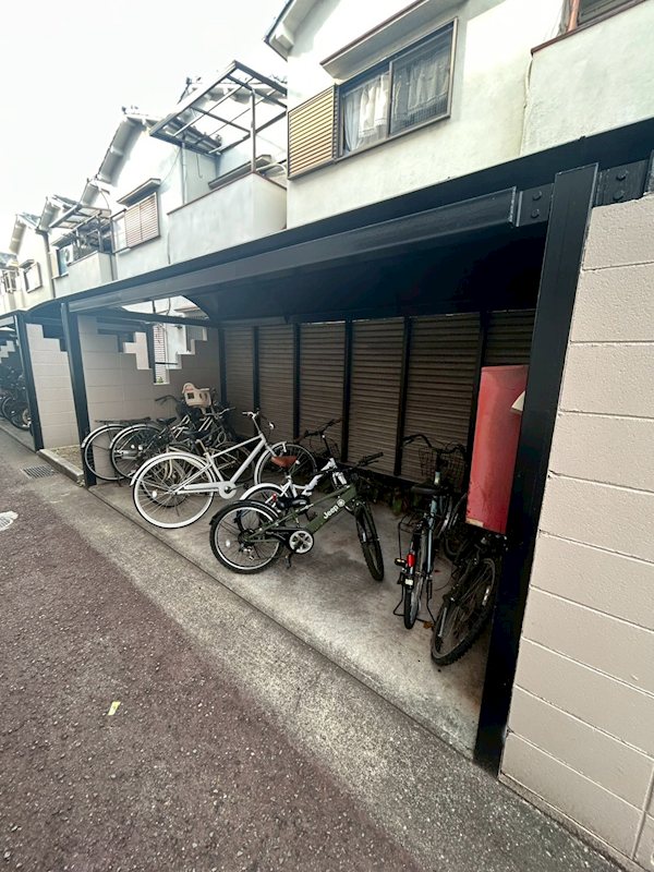 北八木コーポ 屋根付き駐輪場