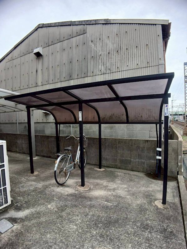 きさらぎビル 屋根付き駐輪場