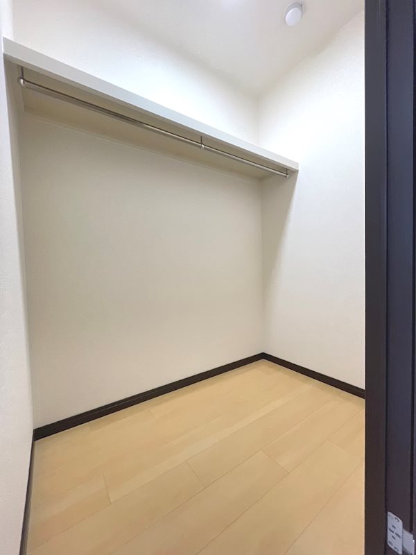 モンサント旭町 たっぷり収納のウォークインクローゼット☆
