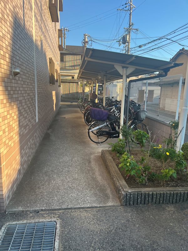 パーク・ウエスト 屋根付の駐輪場♪