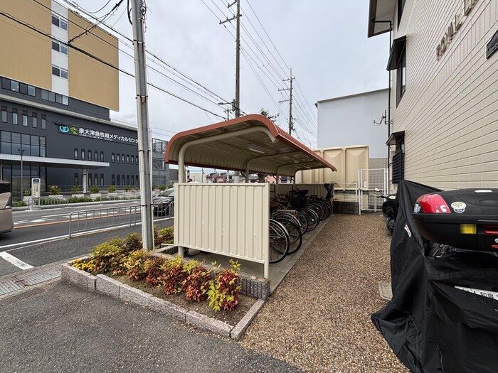 ロイヤルライフ21 屋根付き駐輪場