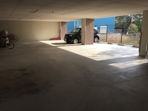 フォレストインサイドV 屋根付き駐車場