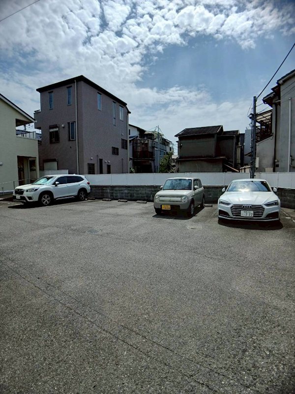 ヒルズ羽衣 駐車場