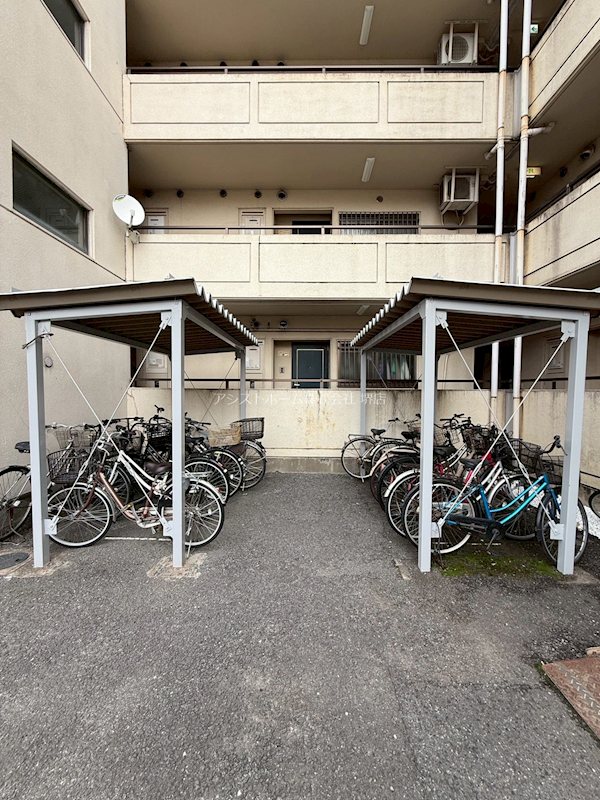 カーサ三国ヶ丘 屋根付き駐輪場