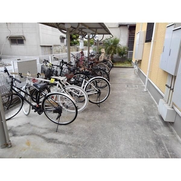 ルミエル穴師 屋根付き駐輪場