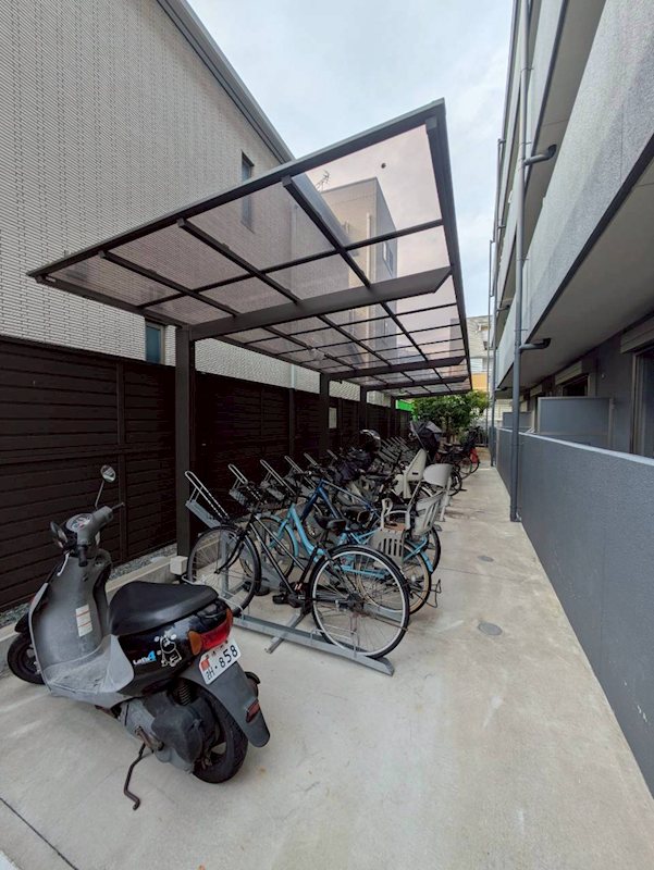 レーヴメゾン羽衣 屋根付き駐輪場