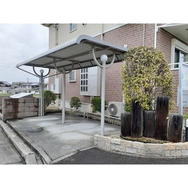 オリーブガーデン 屋根付き駐輪場