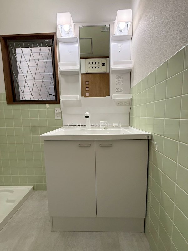 三国ヶ丘一戸建貸家 シャワー付き洗面化粧台