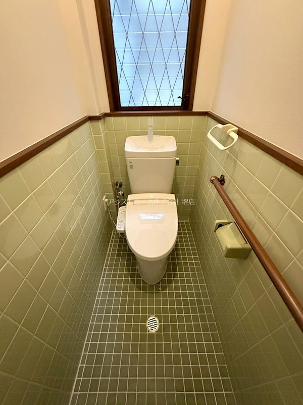 三国ヶ丘一戸建貸家 1階トイレウォッシュレット付き