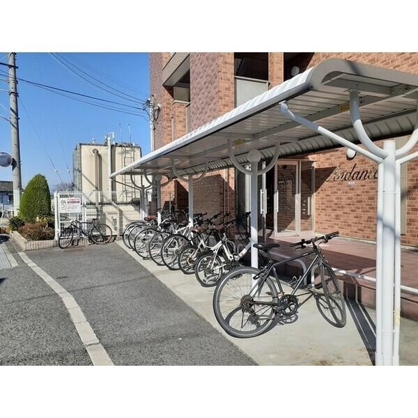 アンダンテ 屋根付き駐輪場