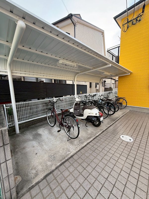 シュライク2000 屋根付き駐輪場