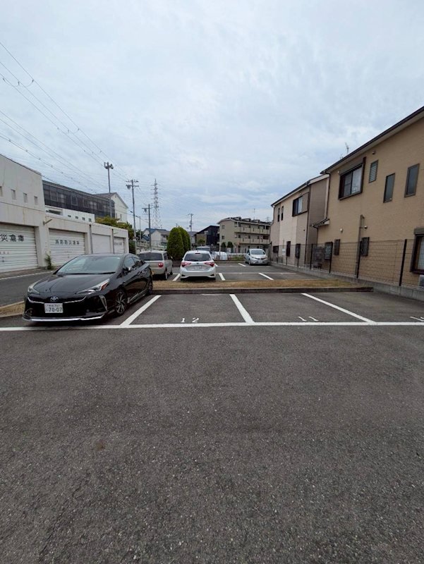 アンプルールフェール ルミエール富木 駐車場