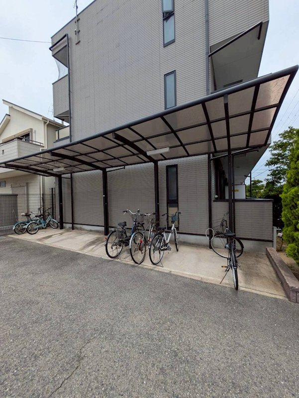 アンプルールフェール ルミエール富木 屋根付き駐輪場