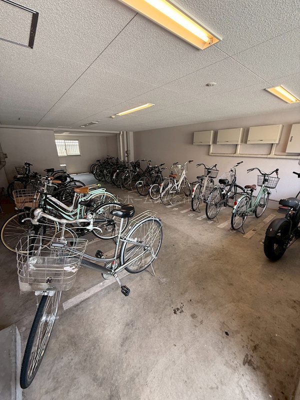 ナジック香ヶ丘マンション 屋根付き駐輪場