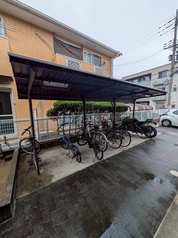 ドミール鳳 屋根付き駐輪場