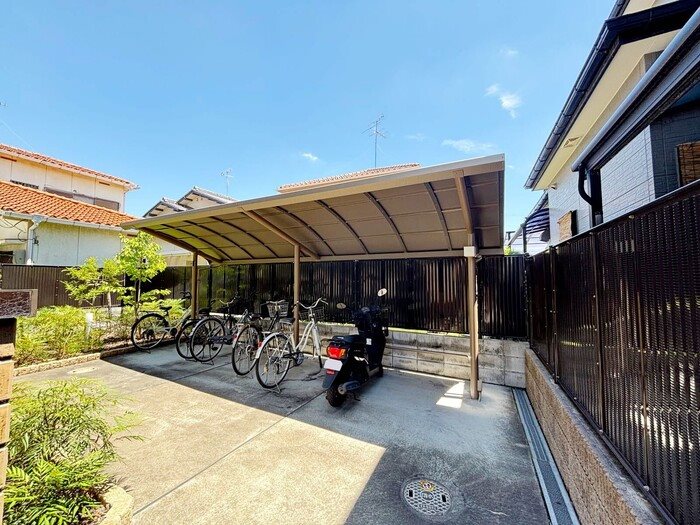 グリュックハイム 屋根付き駐輪場