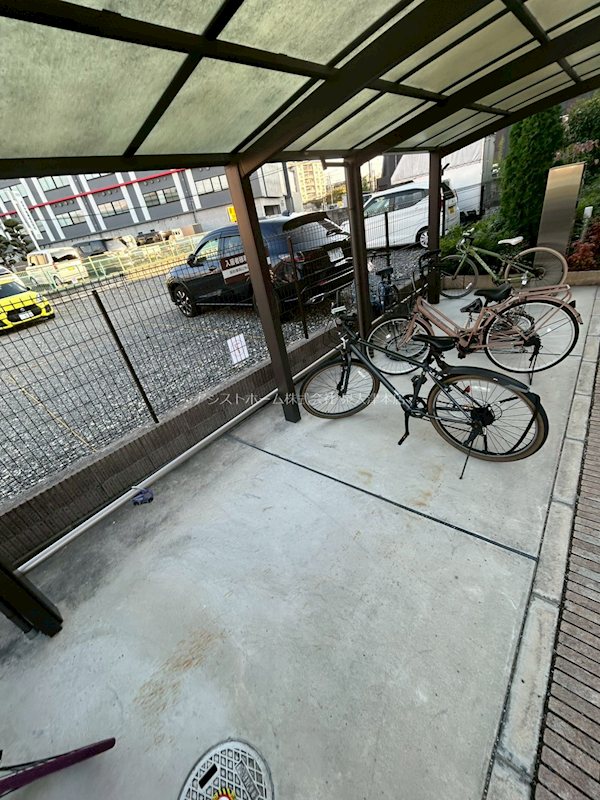 デンテ・ディ・レオーネ 屋根付き駐輪場